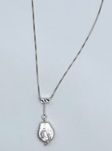 Load image into Gallery viewer, Pearl necklace
