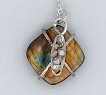 Load image into Gallery viewer, Prong set labradorite necklace
